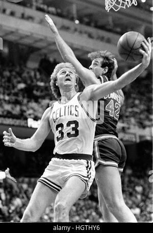 Larry Bird Boston Celtics kerben Vergangenheit Terry Buck's Cumings in Action im Boston Garden in Boston Mass 1986 saison Foto von Bill Belknap Stockfoto