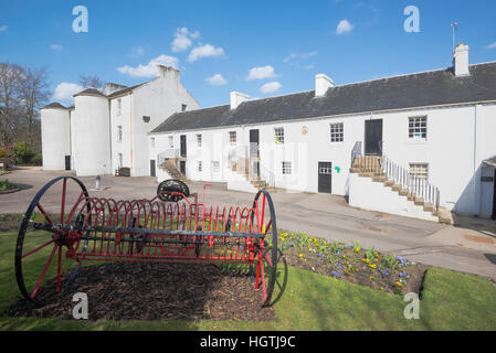 Ferienhäuser und Landmaschinen bei David Livingston Centre, Blantyre, Schottland. Stockfoto