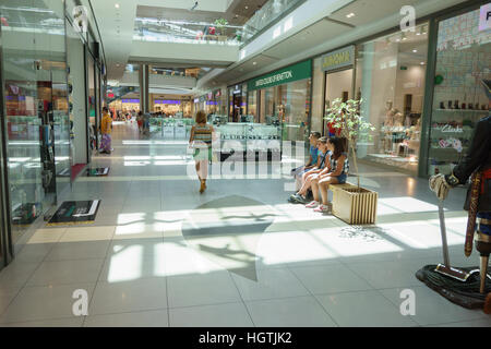 Burgas, Bulgarien - 23. Juni 2016: Burgas Mall Galleria das größte Einkaufszentrum in Bulgarien, welche Hunderte von Kunden und Touristen jeden Tag besuchen Stockfoto