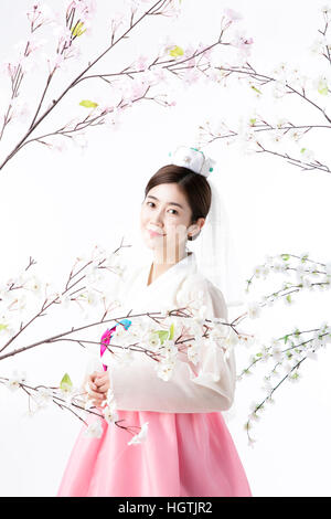 Junge lächelnde Frau in koreanischen Tracht im Frühjahr Stockfoto