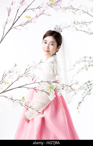 Seitenansicht des jungen lächelnde Frau in traditionelle koreanische Kleidung Stockfoto