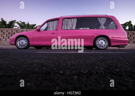 Rosa Vauxhall Omega Leichenwagen mit UK-Registrierung als ein Wohnmobil geparkt an einer Nebenstraße in Playa San Juan, Teneriffa, Stockfoto