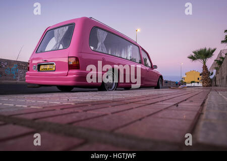 Rosa Vauxhall Omega Leichenwagen mit UK-Registrierung als ein Wohnmobil geparkt an einer Nebenstraße in Playa San Juan, Teneriffa, Stockfoto