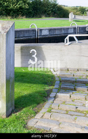 Schloss 3, Kanalschleuse, auf die Forth und Clyde Canal im Helix Park, Falkirk, Schottland Stockfoto