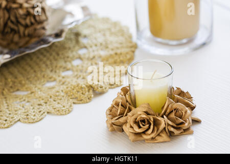 Schöner Tisch mit Kerzen und Blumen für eine festliche Veranstaltung, Party oder Hochzeit Stockfoto