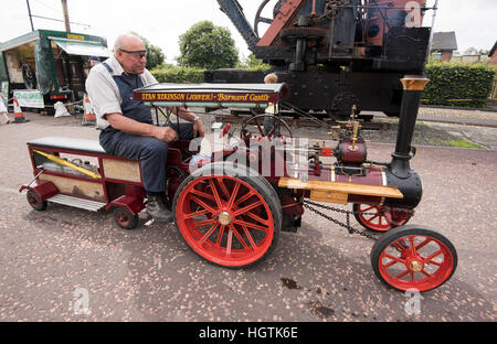 Angetrieben Miniatur Dampftraktor bei Oldtimer Messe. Stockfoto