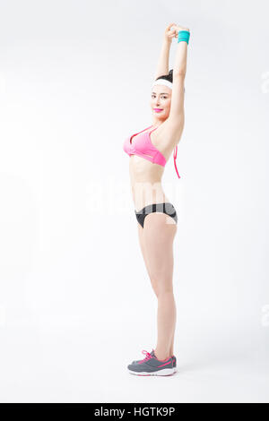Seitenansicht der jungen Frau im Bikini posieren Stockfoto