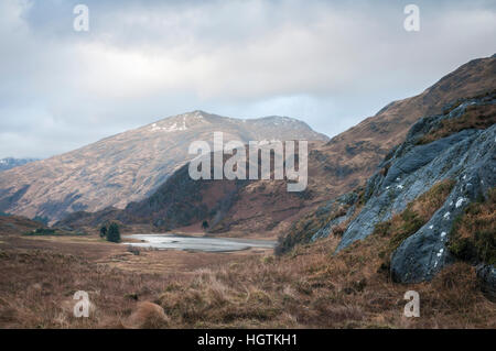 Bild Winter Loch Coire Shubh und die Kinloch Hourn Berge in Lochaber, Schottland Stockfoto