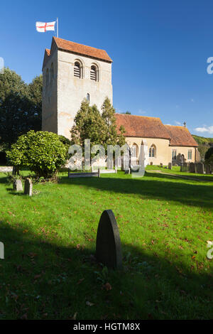 Die Kirche St. Bartholomäus mit der Flagge von St. George fliegen aus dem Saddleback Turm, Fingest, Buckinghamshire, England Stockfoto