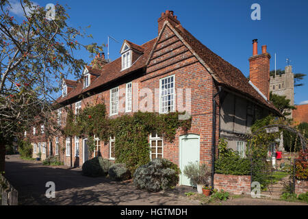 Eine Reihe von Hütten und die Kirche der Hl. Jungfrau Maria in der Chiltern Hills Dorf Hambleden, Hambleden Tal, Buckinghamshire, England, Großbritannien Stockfoto