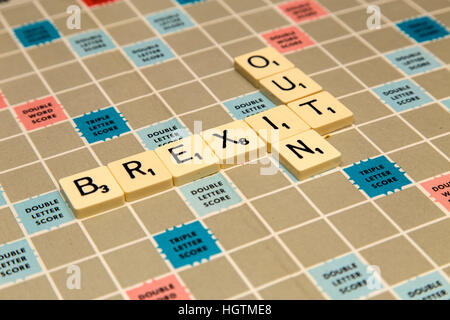 Scrabble Buchstaben buchstabieren Brexit Briefe, in oder out? Stockfoto