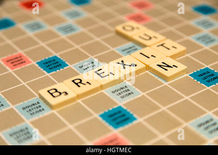 Scrabble Buchstaben buchstabieren Brexit Briefe, in oder out? Stockfoto