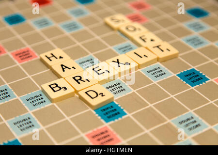 Scrabble Buchstaben buchstabieren Brexit Buchstaben, schwer Brexit, weiche austritt. Stockfoto