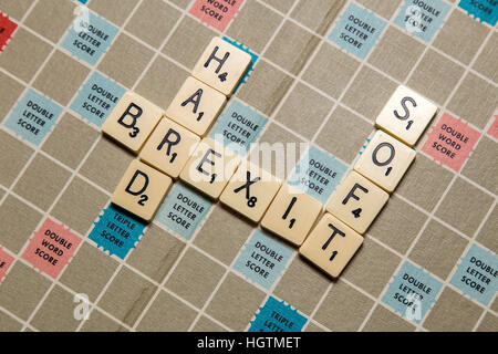 Scrabble Buchstaben buchstabieren Brexit Buchstaben, schwer Brexit, weiche austritt. Stockfoto