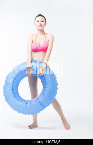 Junge schlanke Frau im Bikini posieren mit einem Schlauch Stockfoto