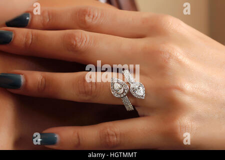 Ring am Finger eine Dame Stockfoto