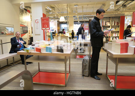 Inneren Foyle Buchhandlung in Charing Cross Road London England Stockfoto