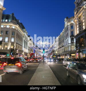 Weihnachtsdekorationen auf Regent St London England in der Nacht Stockfoto