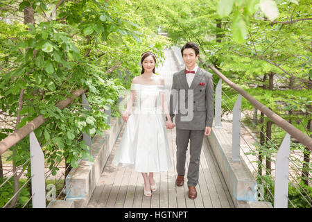 Junge romantische Hochzeitspaar stehen im freien hand Stockfoto