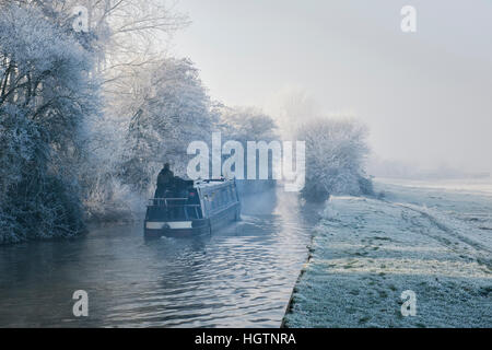 Kanalboot am Oxford-Kanal auf einen frostigen Nebel Dezembermorgen. Somerton, Nord Oxfordshire, England Stockfoto