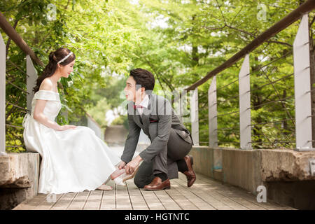 Seitenansicht des jungen romantische Hochzeitspaar im freien Stockfoto