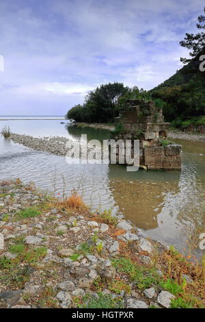 Akdere Creek fließt vorbei an den Ruinen von Olympos-antike Stadt der Lykischen League laufen mehrere ms.downstream ins Mittelmeer an einer langen beac Stockfoto