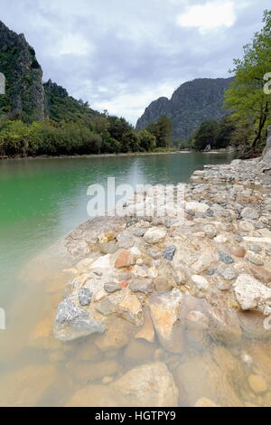 Akdere Creek fließt vorbei an den Ruinen von Olympos-antike Stadt der Lykischen League laufen mehrere ms.downstream ins Mittelmeer an einer langen beac Stockfoto