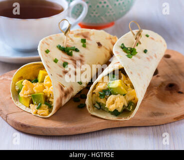 Hausgemachte Avocado Rührei wickelt für gesundes Frühstück Stockfoto