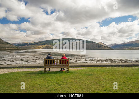 paar auf Bank in Inveraray Schottland Standortwahl Stockfoto