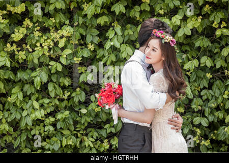 Junges Paar umarmt für Hochzeitsfoto im freien Stockfoto