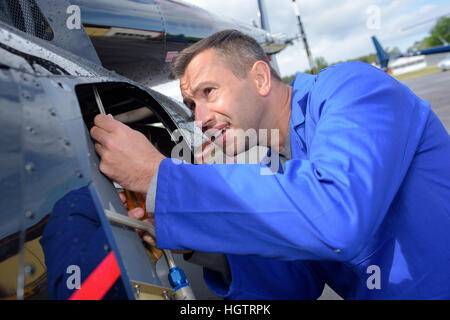 Mechaniker arbeiten an Flugzeugen Stockfoto