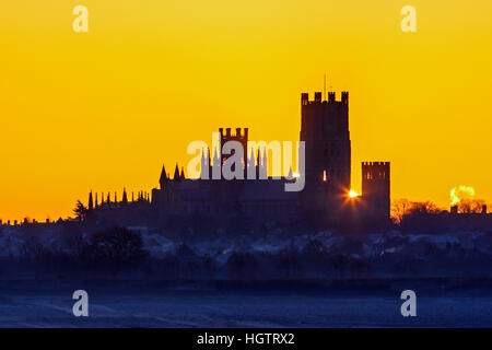 Ely Kathedrale Silhouette gegen eine Dämmerung Himmel kurz vor Sonnenaufgang, Ely, Cambridgeshire, England Stockfoto