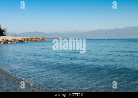 Winter-Blick auf den Gardasee-Strand von Peschiera del Garda, Verona, Italien. Aufgenommen am frühen Morgen am Januar 7, 2017 Stockfoto