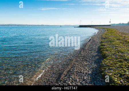 Winter-Blick auf eine Gardasee Strand von Peschiera del Garda, Verona, Italien. Aufgenommen am frühen Morgen am Januar 7, 2017 Stockfoto