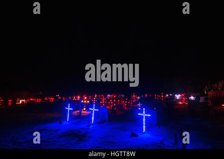 Beleuchtete Kreuze auf einem Friedhof im Süden Islands in der Nacht im Schnee, Januar 2017. Stockfoto