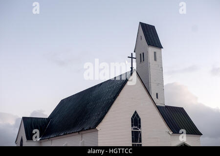 Weißer Rahmen Kirche mit einem einzigartigen Turm entlang Hvalfjördur in West Island. Stockfoto