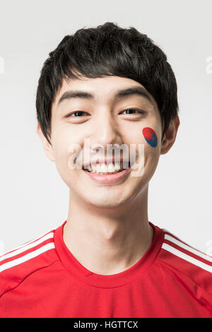 Porträt des jungen lächelnd. Koreanische Cheerleader Mann Stockfoto