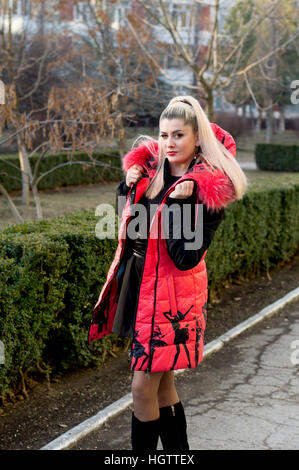 die Frau in rosa Jacke Routen durch die Stadt Stockfoto