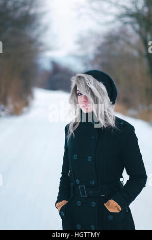 Schönen grauen Haaren Hipster Mädchen in schwarzer Kleidung auf Winterdienst Stockfoto