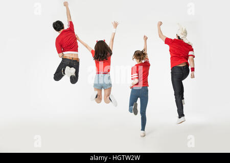 Rückseite des jungen koreanischen Cheerleader springen Stockfoto