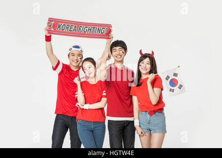 Junge koreanische Cheerleader mit Jubel Nachricht lächelnd Stockfoto