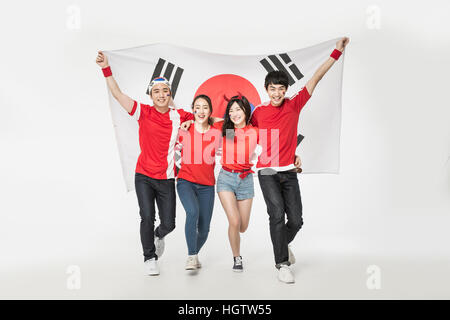 Junge Cheerleader zusammen mit koreanischen Flagge laufen lächelnd Stockfoto
