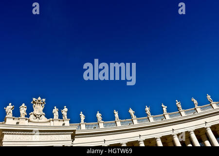 Petersplatz Piazza San Pietro Kolonnade, Wappen. Blauer Himmel. Speicherplatz kopieren. Vatikanstadt, Rom, Italien, Europa. UNESCO-Weltkulturerbe. Stockfoto