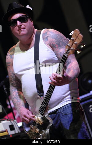 Sublime mit Rom's, Eric Wilson spielte Bass Stockfoto