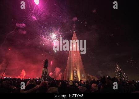 Feuerwerk außerhalb der Hallgrímskirkja in Reykjavík, Island, neue Jahre 2017. Stockfoto