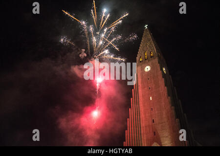 Feuerwerk außerhalb der Hallgrímskirkja in Reykjavík, Island, neue Jahre 2017. Stockfoto