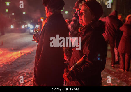 Leute feiern Silvester außerhalb der Hallgrímskirkja in Reykjavík, Island, beim Trinken Champagner, 1. Januar 2017. Stockfoto