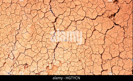 Dürre, der Boden Risse, kein heißes Wasser, Mangel an Feuchtigkeit. Stockfoto