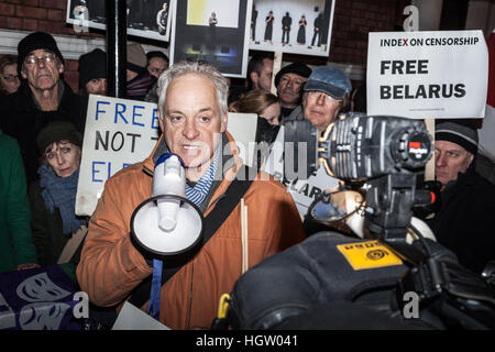 Malcolm Sinclair, britischer Schauspieler für Bühne und Fernsehen spricht auch Präsident der Gewerkschaft, Equity, bei Belarus jetzt Protest außerhalb der belarussischen Botschaft in London, UK Stockfoto