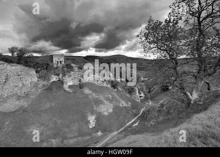 Sommer Blick durch Cave Dale mit Peveril Burgruine Castleton Dorf, Hope Valley, Peak District National Park, Der Stockfoto